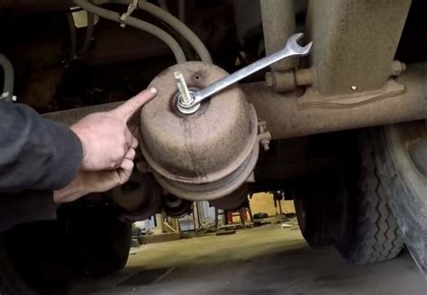 brake chamber leaking air|AIR BRAKE SYSTEM TROUBLESHOOTING I